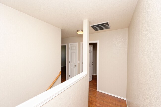 Building Photo - 4 Bedroom Home