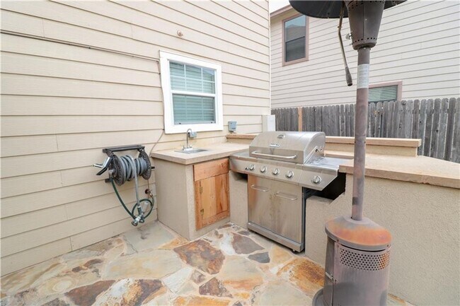 Building Photo - Beautiful 2-Level 3 BR / 2.5 BA Home for R...