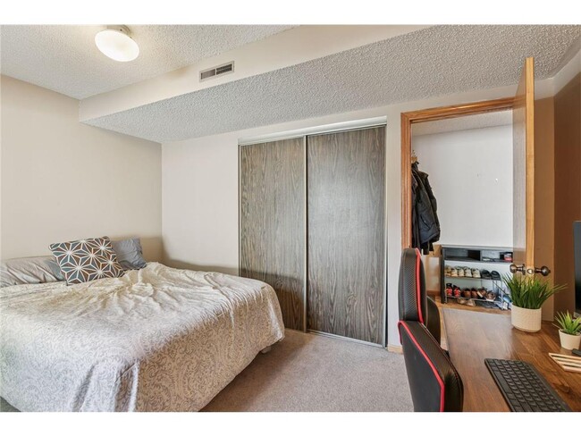Building Photo - 2265 Oregon Ct