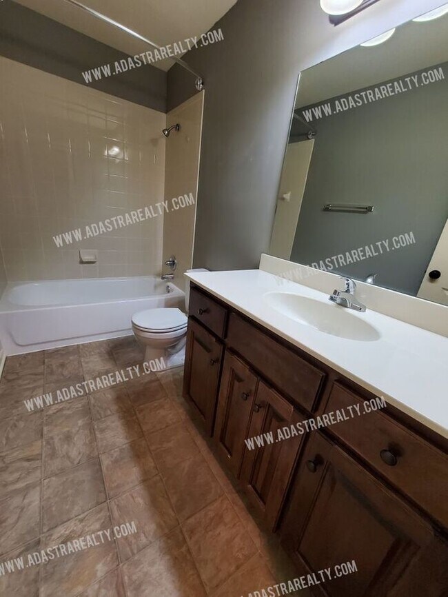 Building Photo - Beautiful and Spacious Olathe Townhome-Available in APRIL!!!