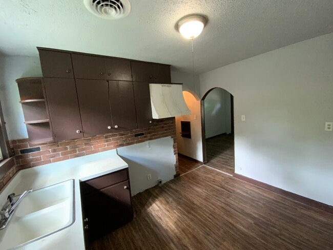 Building Photo - 602 W English St