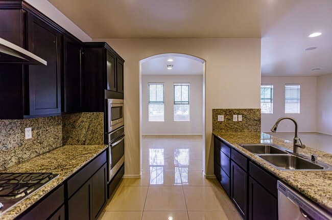 Building Photo - 4 Bedroom home located in Mountain's Edge