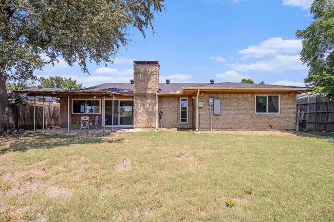 Building Photo - This charming home in Carrollton, Texas, i...