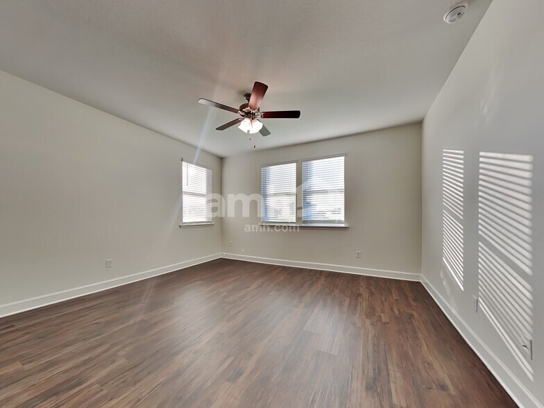 Building Photo - 933 Tan Tara Trl