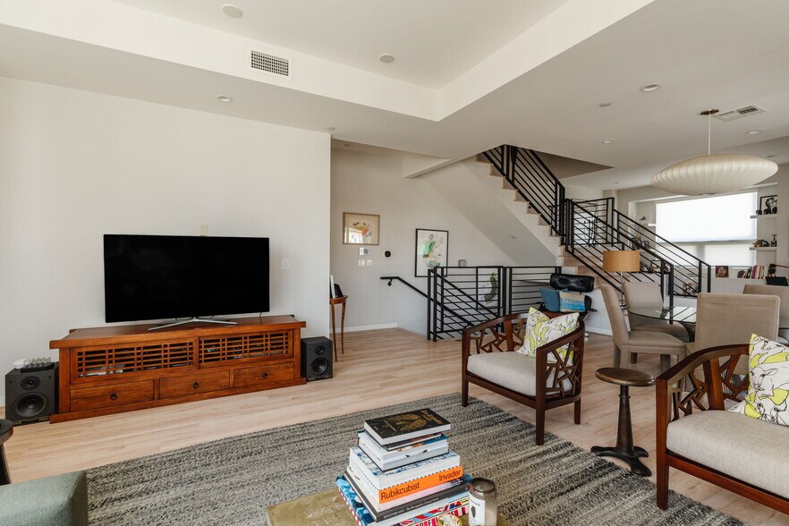 Building Photo - 6072 Pickford St