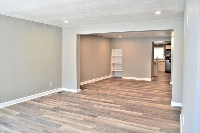 Building Photo - Amazing 3 bed, 1.5 bath, rental home in So...
