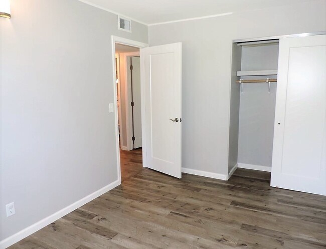 Building Photo - $1,400 | 3 Bedroom, 1 Bathroom Top Floor D...