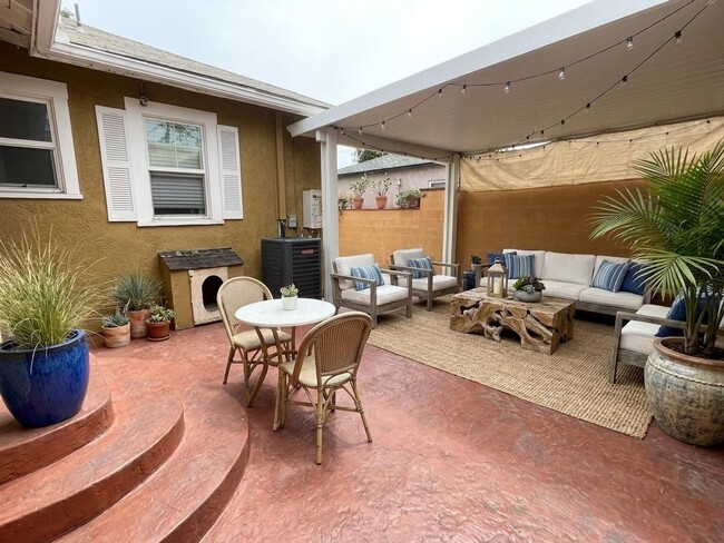 Building Photo - Charming 3 Bedroom 2 Bathroom, Long Beach Home for Lease!