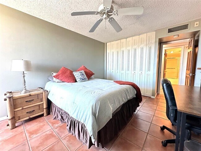 Building Photo - 1350 River Reach Dr