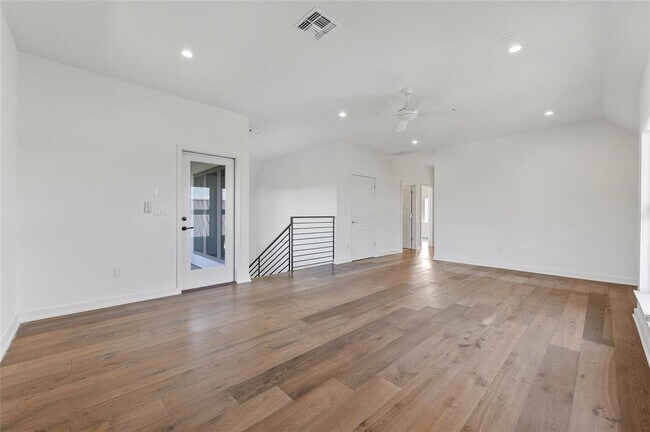 Building Photo - 2518 Sutherland St