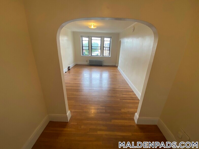 Building Photo - 349 Pleasant St