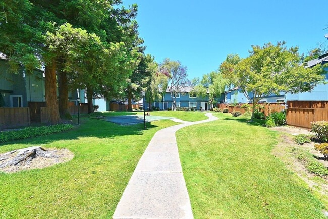 Building Photo - $3,540 / Bright & Spacious 3BR/ 2.5BA Town Home in Newark City