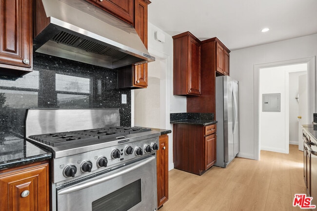 Building Photo - 827 23rd St