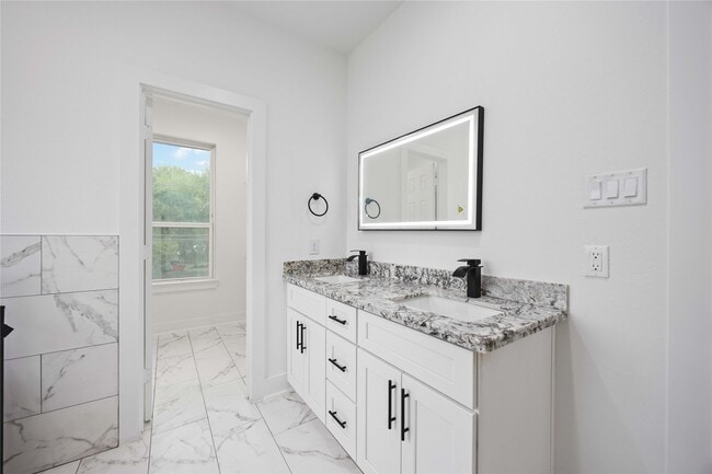 Building Photo - 6726 Paris St