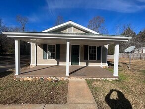 Building Photo - Available NOW! Cute home on 0.75 acres!