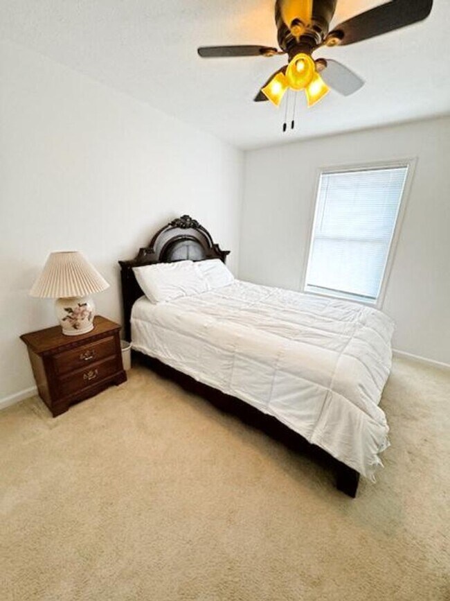 Building Photo - Short or long term Executive 4 bedroom 2.5...