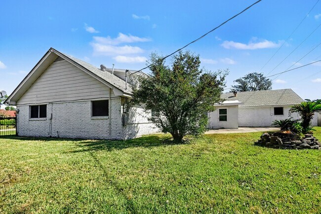 Building Photo - 5001 Glenhaven Dr