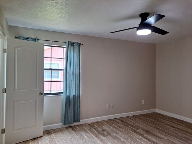 Building Photo - UPDATED 3BR 2BA WITH 2 CAR GARAGE FOR RENT