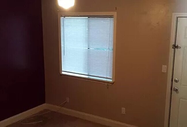 Building Photo - 1 bedroom 1 bath townhouse! Off of Tharpe st! Available now!