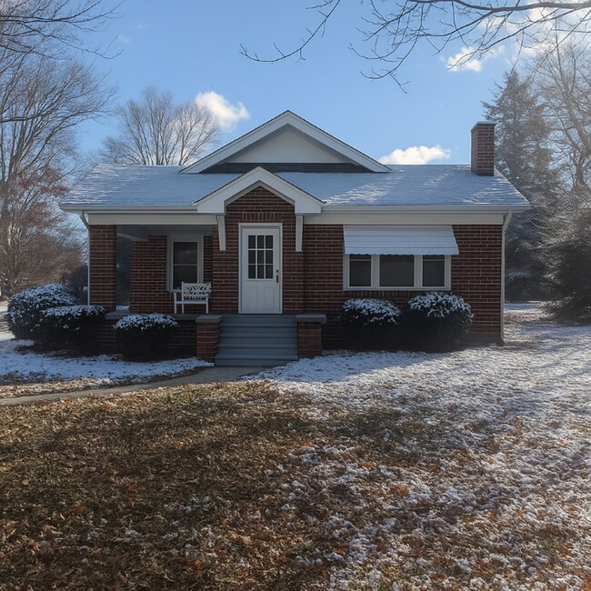 Primary Photo - 3 bedroom, 1 bath house in Burlington