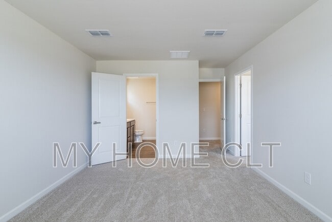 Building Photo - 6067 Bridle Crk Dr