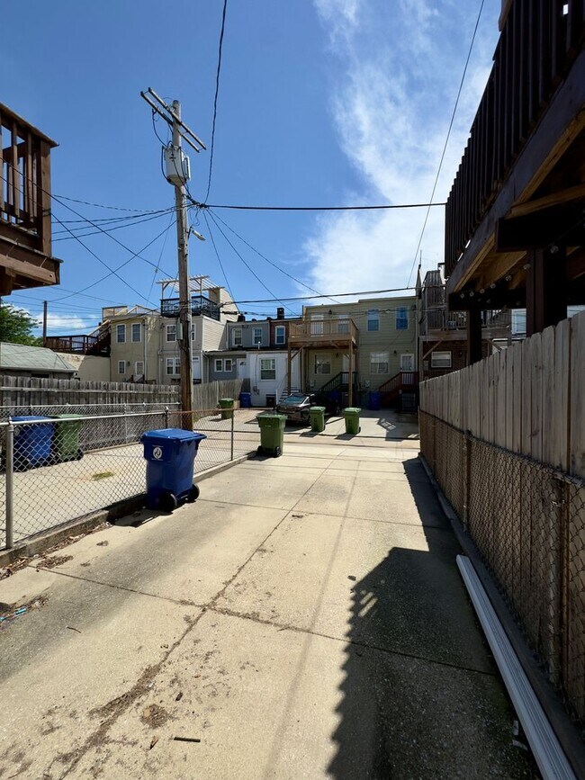 Building Photo - Charming 2Bed/1Bath Townhome in Highlandtown, Baltimore, MD!