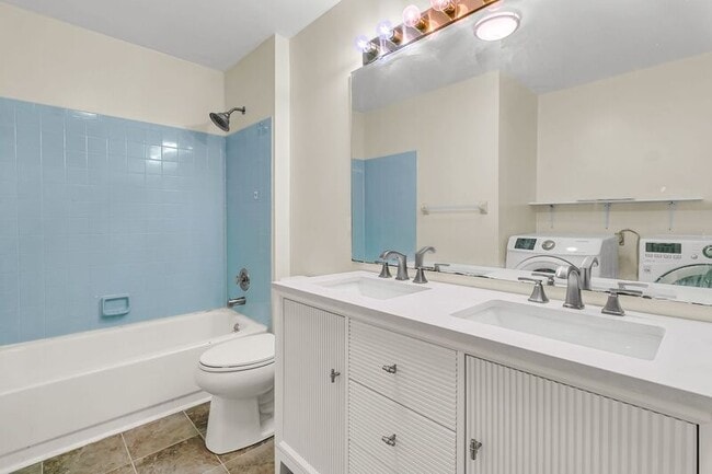 Building Photo - 121 Sully St