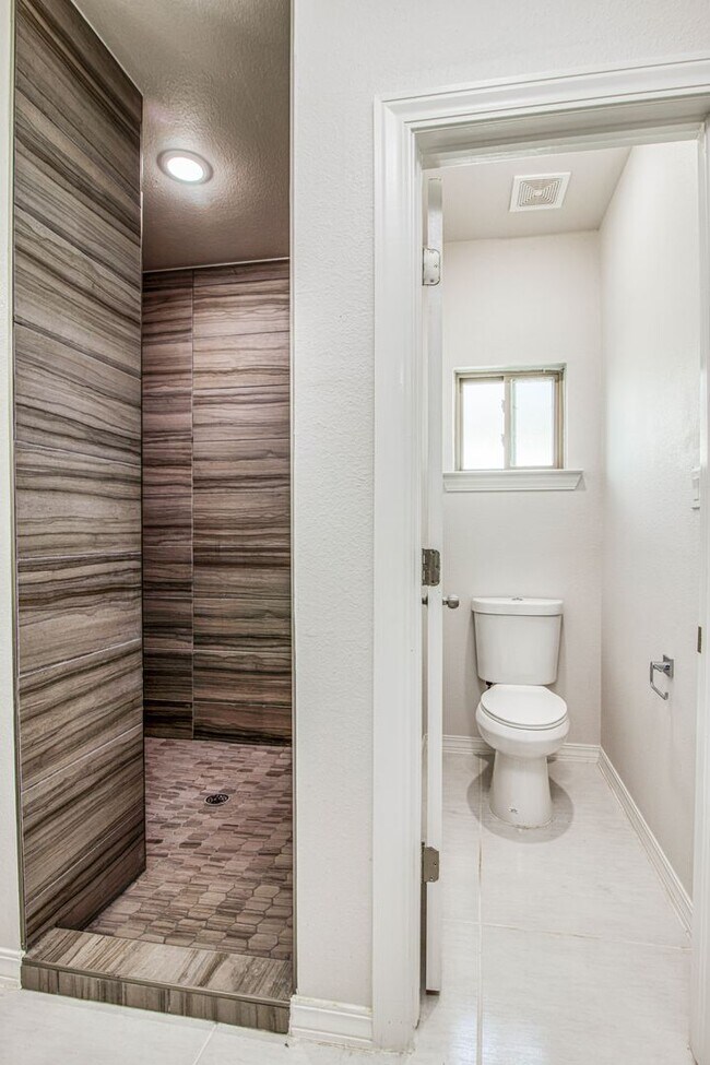 Building Photo - Beautiful  House 3 beds/3 baths. This Prop...