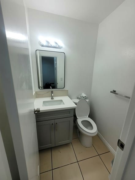 Building Photo - 931 Island Ave