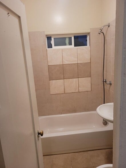 Bathroom - 910 S Marengo Ave