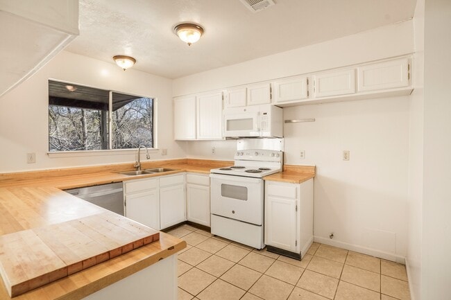 Building Photo - 2019 Lake Creek Dr