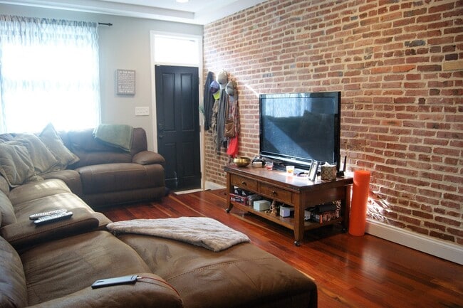 Building Photo - Charming 3 Bedroom/3 Bathroom Townhome in Canton, MD!