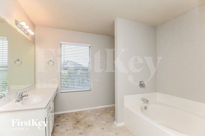 Building Photo - 4825 Leaf Hollow Dr