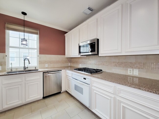 Building Photo - 2208 Taft St