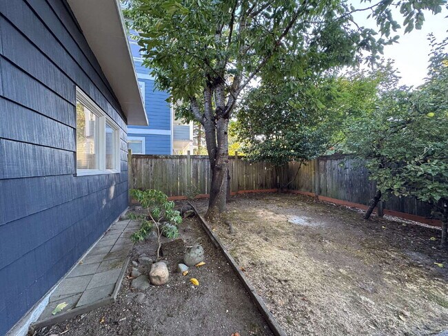 Building Photo - Freshly Updated 4-Bed Retreat Centrally Located in Bellingham