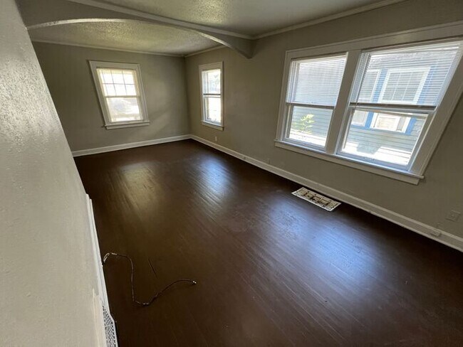Building Photo - 3 Bed/1 Bath Home with Fenced Yard / Pet-Friendly / Vouchers Accepted / Coming Soon!