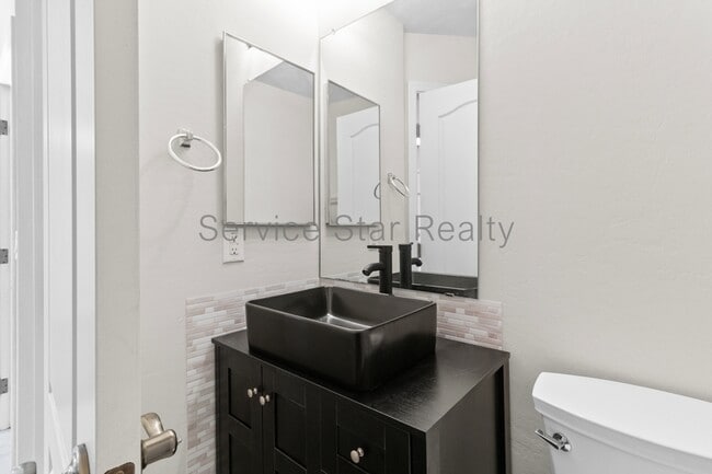 Building Photo - 2129 E Huntington Dr