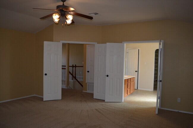 Building Photo - HUGE 5 BEDROOM HOME IN SAVANNAH HEIGHTS!