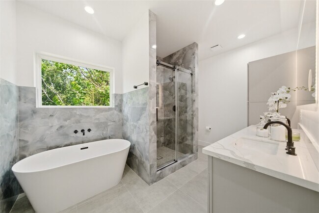 Building Photo - 5024 Winnetka St
