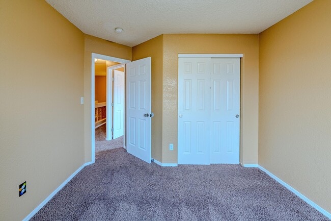 Building Photo - 10416 Rosefinch Dr NW