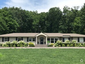 Building Photo - Meticulously Maintained Home in West Meade