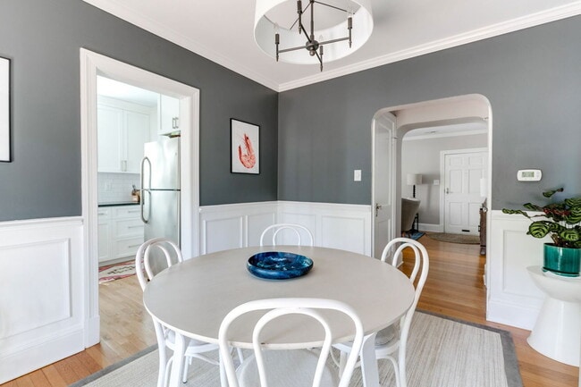 Building Photo - 5000 Bromley Ln