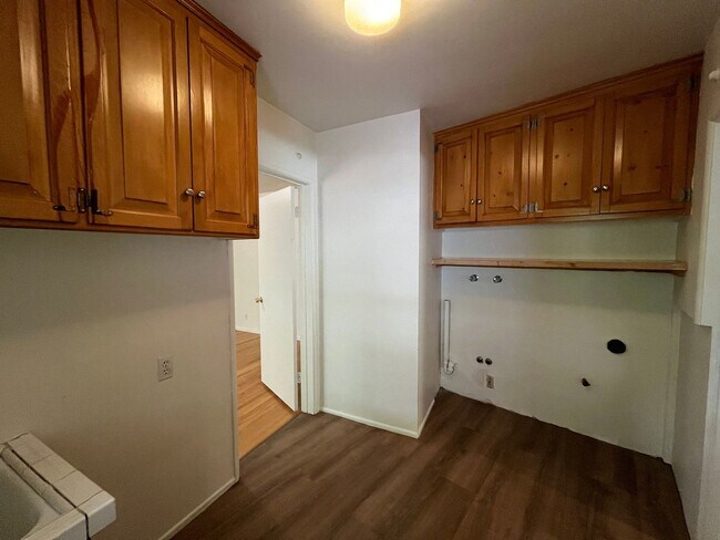 Building Photo - Encino 3+3 w/gated entry, pool + solar pan...