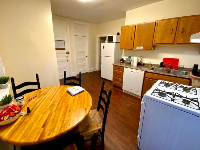 Building Photo - 97 Calumet St