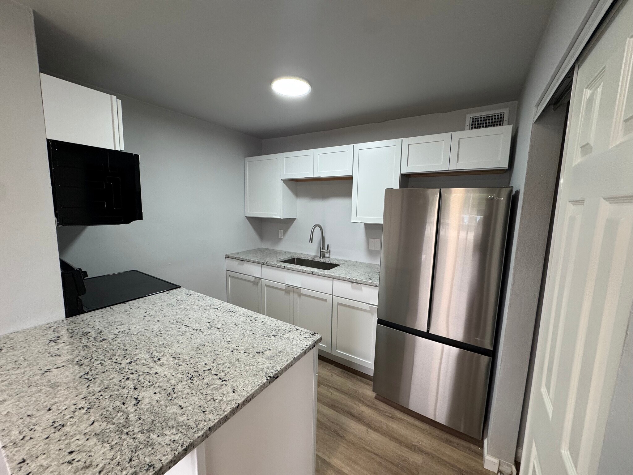 Kitchen - 616 E State St