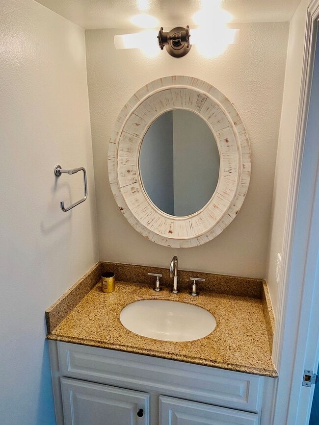 Building Photo - Gorgeous Venice Townhouse w/Upgrades Galore close to Beach+Canals w/Laundry+Garage+Pool