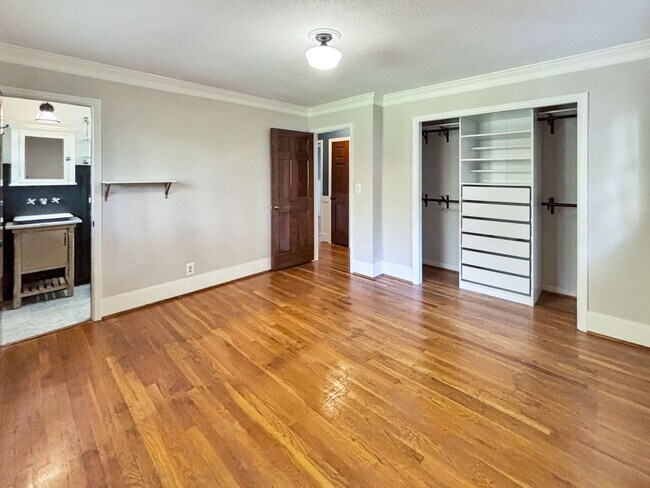 Building Photo - Cozy 4 BR 2 BR House in Piedmont Hills!