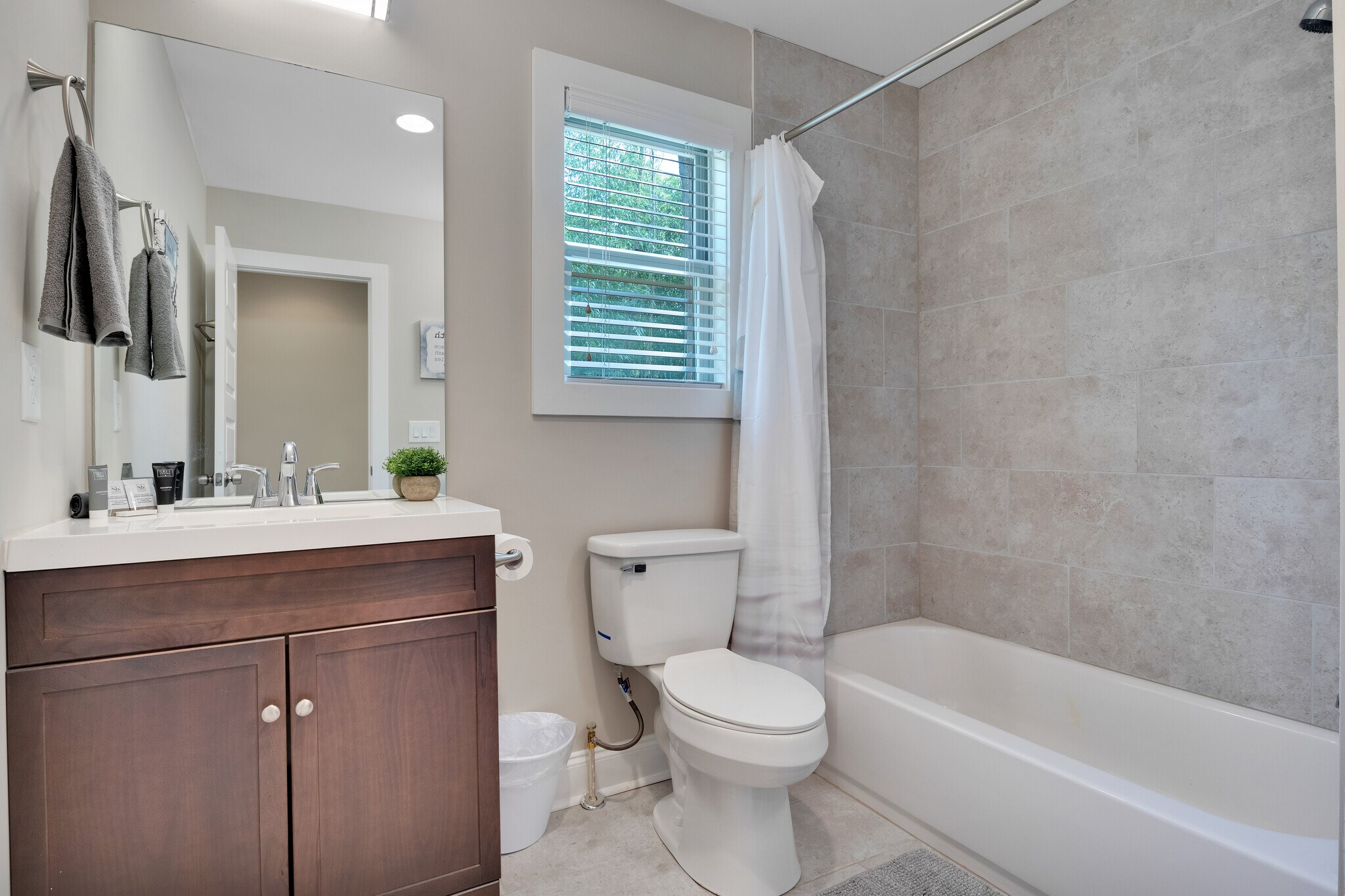 Building Photo - 764 Mary Ln