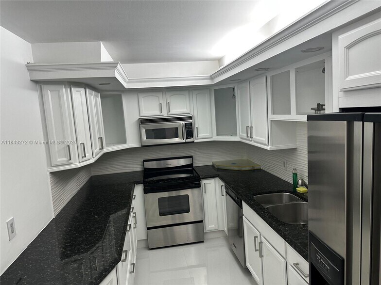 Building Photo - 2851 S Ocean Blvd