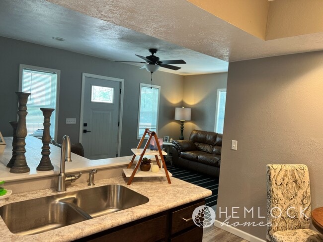 Building Photo - 601 S 1st St